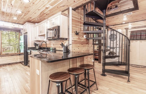 Pigeon Forge Cabin | New! Cozy 2br/2ba Cabin in the Tree Tops, Decks, Hot Tub, 2min to Dollywood!
