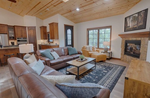 Pinetop-Lakeside Cabin | NEW! Cozy-Modern Family Cabin - Retreat on the Rim