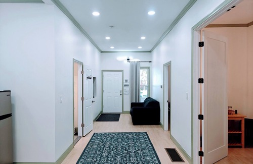Downtown Niagara Falls Apartment | New! Golden Getaway walk to the falls