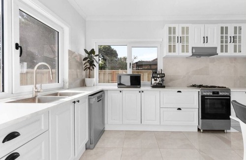 Brooklyn House | New house Near to City/Highpoint | Queen Room -19 mins to City