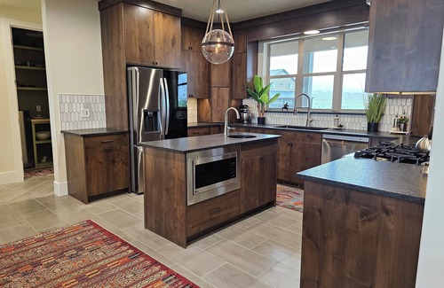 Sweetwater House | New listing! Hanson House- 9 bed 7.5 bath Sleeps 35. 1/2 Acre Grass Yard