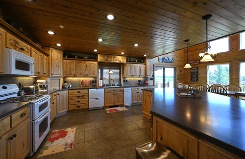 Island Park Cabin | *New Listing* | Sleeps 17 | 6 Bed 4 Bath | Water Access