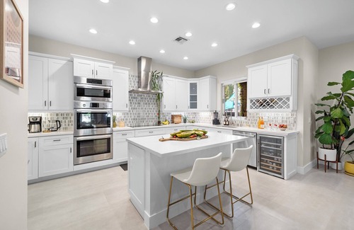 Poinsettia Heights Hotel | New + Lux Close to everything! Gym and Pool 5 Bedrooms!