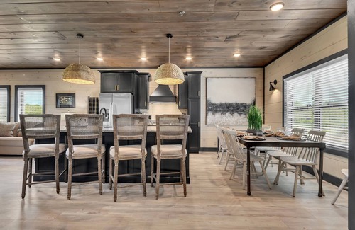 Gatlinburg - Pigeon Forge Cabin | NEW LUX LODGE,Pool,View,PKWY 1 mi,sleeps 18,GAMES!