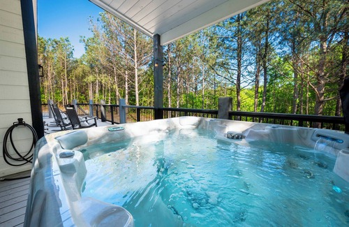 Pickens Cabin | NEW Luxe Cabin/4 Private King Bedrooms/Firepit/River Nearby/Arcades/Air Hockey