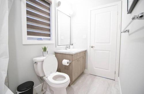 London Apartment | New! Luxury! 3 Bdrm / 3Bed/2.5 Bath North London