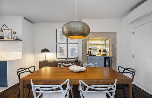 Santa Maria Maior Apartment | New! Luxury Prime Location Great for Family & Friends