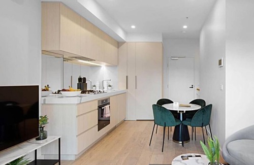 West Melbourne House | New Modern 2-Bedroom Duplex Free Parking - City View, Near To All Attractions
