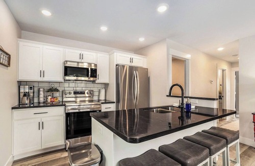 Nelson Apartment | New Modern Downtown Oasis