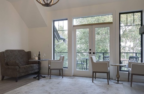 Campbell River Bed & Breakfast | New Modern Farmhouse Bed & Breakfast Steps to Sand Beach. Golf & Fishing Nearby