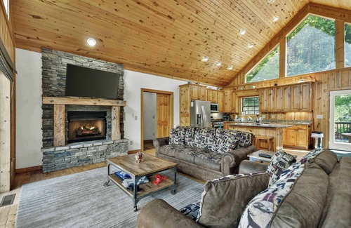 Cleveland Cabin | New! MtnViews, Hot Tub, Pool, Arcade, Shuffleboard