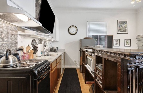 New Orleans Apartment | New Oak St by River, Streetcar, shops & more!