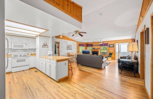Gatlinburg - Pigeon Forge Cabin | New! Private 2BR Cabin w/Hot Tub*Central Location