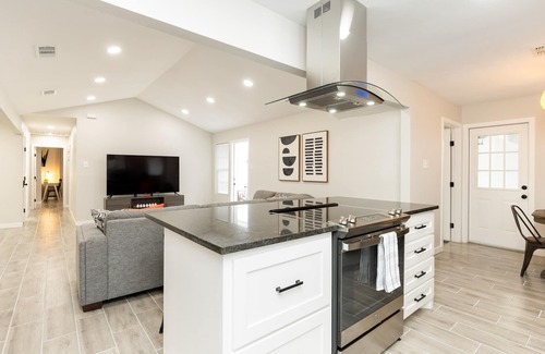 South Side House | π΄π π΄New Remodeled Spacious 4Bedrooms+Office King Suite 5Tvs Games Garage Parking