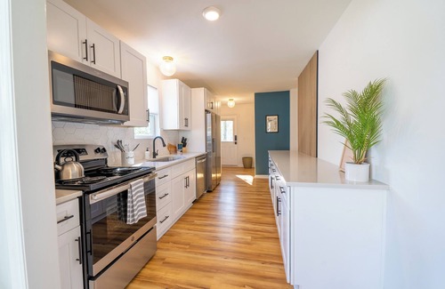Downtown House | NEW Skyline Bungalow - Steps to Downtown