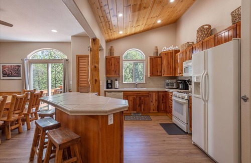 Truckee House | New! Tahoe Donner Alder Creek Retreat with Hot Tub. 5 BD/2.5BA