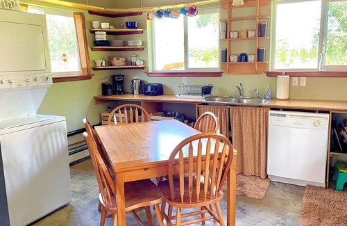 Lazy Mountain Cabin | New-The Lazy Husky Cabin with Mountain View's