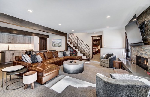 Westridge House | NEW Timber's Edge Estate: Modern Luxury, Vaulted Ceilings, Private Hot Tub, Epic Views