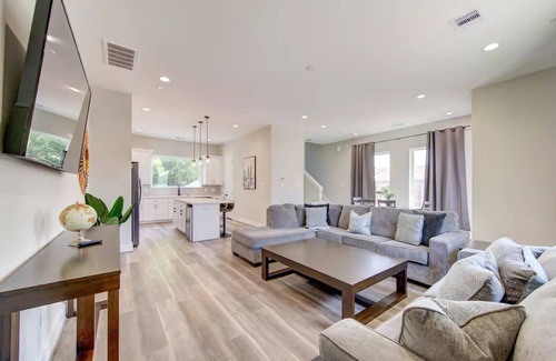 Northside House | NEW Townhome!- 5 min from DT/Heights/Med Center