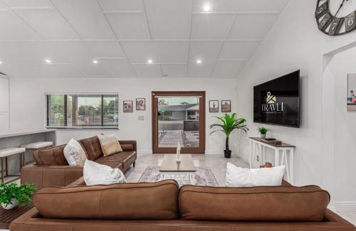 Village Grove House | NEW Windsor Modern Retreat Pool Spa Volleyball