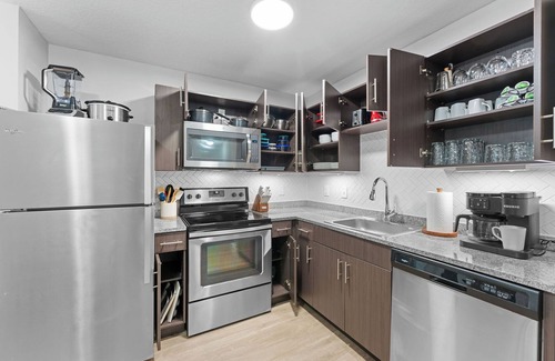 Tuscaloosa Condo | NEW Yellow Hammer Retreat Condo with Pool & Gym Access