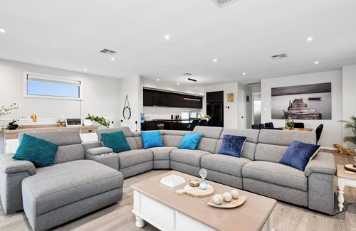 Mannum House | NEWLY BUILT END OF 2024, THIS SPACIOUS RIVER HOME ACCOMMODATES UP TO 13