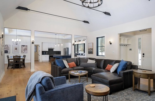 Windham House | Newly Constructed Modern Farmhouse - 4 BR/4.5 Baths, High-end Furnishings!