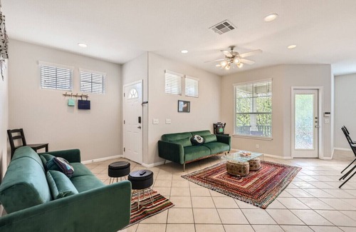 North Loop House | Newly Designed 3/2 Townhouse close to Domain/DT/SXSW Top Spots!