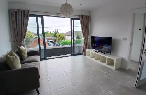 Dublin Hotel | Newly Refurbed 2BD Wraparound Balcony 5km to City