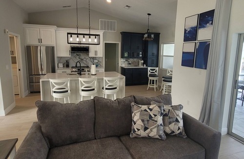 Pelican House | Newly Renovated 3 Bed Waterfront Pool Villa near Cape Harbour Marina