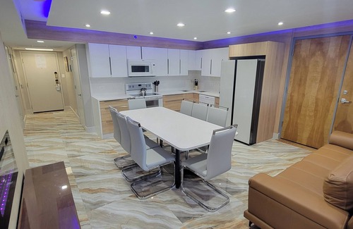 Mid Beach Apartment | NEWLY RENOVATED! 4 Bed 3 Bath Bachelorette Beach Pad 821