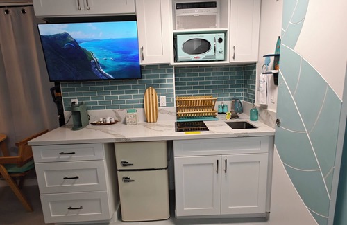 Waikiki Apartment | Newly Renovated Cozy Beach Vibes Central Waikiki Location & Modern Comfort