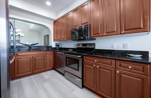 Ridge Lakes Condo | Newly Renovated Large Penthouse in heart of Olde Naples, open for 2024