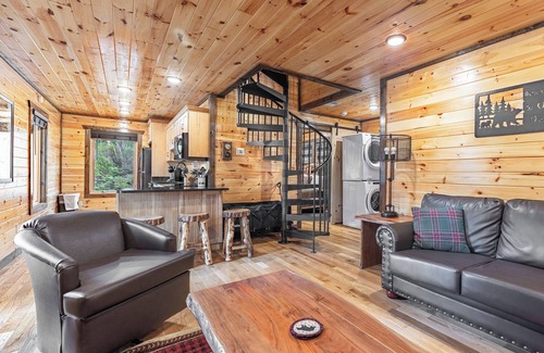 Pigeon Forge Cabin | NEXT TO DOLLYWOOD! Treetop Cabin 2br/2ba, Private Hot Tub, Gas Grill, 2 Decks
