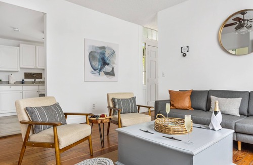 Downtown Charleston Apartment | Next To The Cedar Room | The Longshoreman