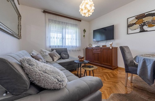 Donji Lapac House | Nice and large cottage in quiet countryside of Lika-Dobroselo.