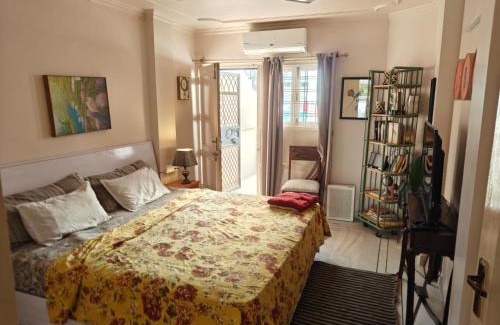 Jangpura House | Nice Bedroom with Private Ensuite Bathroom