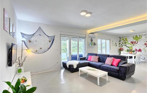 Okrug Donji House | Nice Home In Okrug Donji