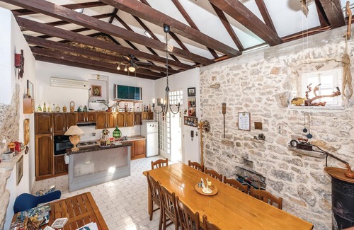 Siveric House | Nice home in Siveric with WiFi