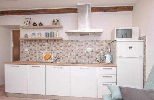 Unesic House | Nice home in Unesic with WiFi