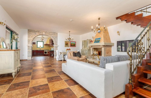 Valtura House | Nice home in Valtura with kitchen