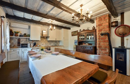 Vrbovec House | Nice home in Vrbovec with kitchen