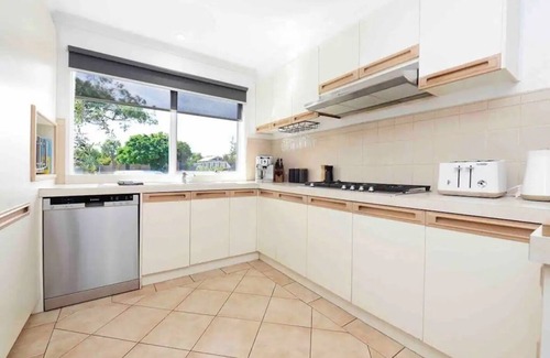 Frankston House | Nirvana Retreat - Large modern 4 bedroom house with large undercover area and outdoor spa