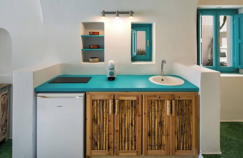 Kamari Hotel | Nissia Beach Apartments and Suites