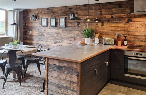 Kington Cottage | No 6 The Threshing Barn, Penrhos Court