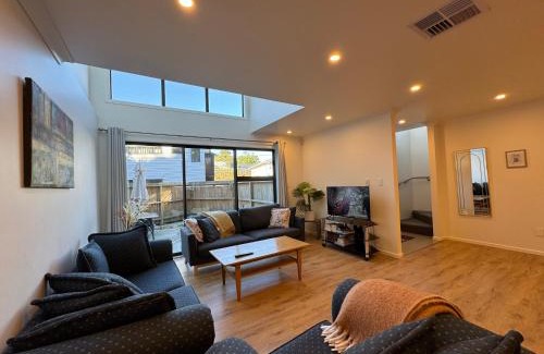 Johnsonville House | NO PARTY ALLOWED, Entire Brand New 3 bedroom townhouse, free unlimited fibre wifi and free parking