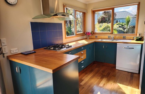 Hilltop House | *No Service Fee* Lake Views, Secluded & Central