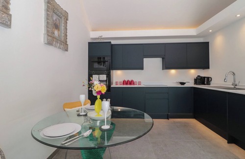 Bishop Sutton House | NOFLASH MALPAL, pet friendly, with hot tub in Bishop Sutton