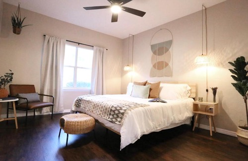 Gainesville Apartment | Nomad Retreat King Bed Boutique Condo w Garage