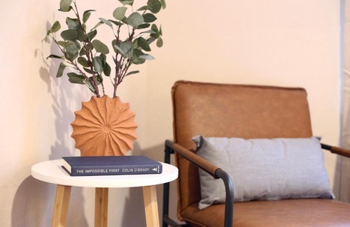 Gainesville Apartment | Nomad Retreat King Bed Boutique Condo w Garage